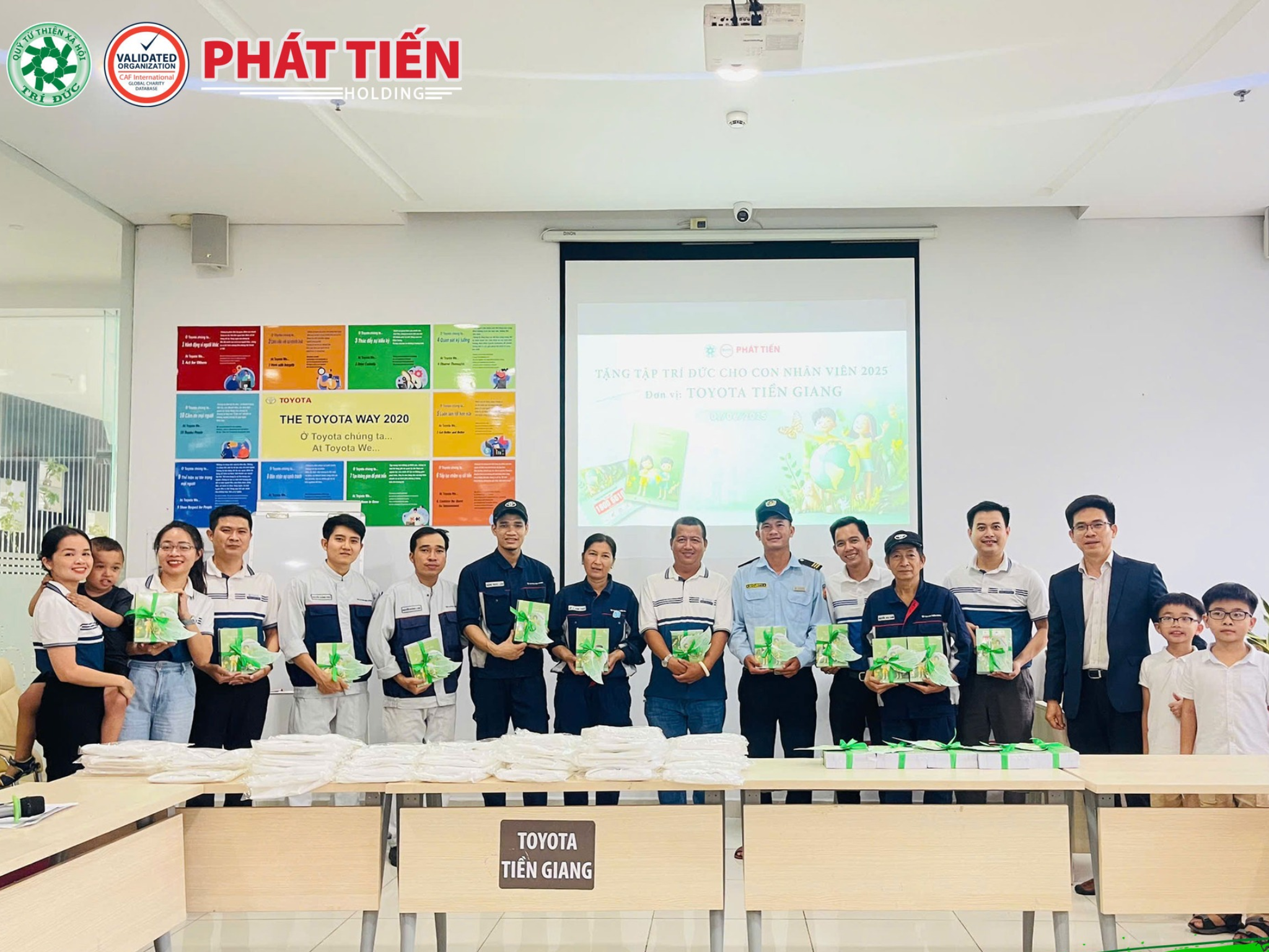 HÈ VỀ NÁO NỨC – TRÍ ĐỨC TẶNG QUÀ