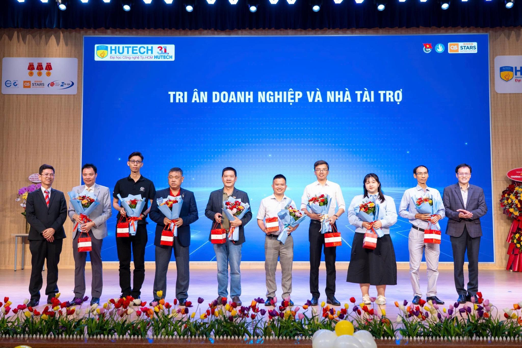 PHÁT TIẾN ĐỒNG HÀNH CÙNG TÂN SINH VIÊN HUTECH TRÊN HÀNH TRÌNH CHINH PHỤC LĨNH VỰC KỸ THUẬT – CÔNG NGHỆ